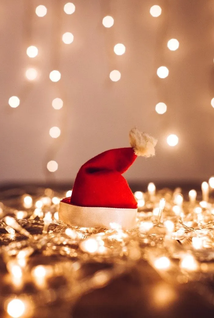 Il Natale Senza Maschera: Come Affrontare le Festività Senza Perdere Te Stesso
