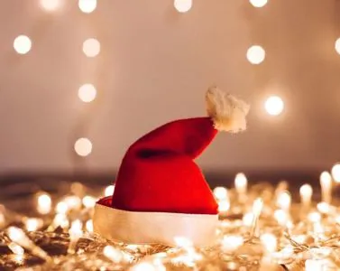 Il Natale Senza Maschera: Come Affrontare le Festività Senza Perdere Te Stesso